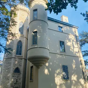chateau-en-ville-dans-cadre-verdoyant-et-piscine.hotels-rhonealpes.com/